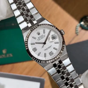 RolexLand-Dweller 40 “Intense White”Ref. 127334-000140 мм, сталь та біле золотоНасичено-білий ци Rolex Land Dweller